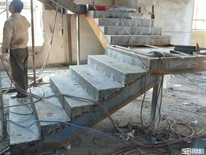 电焊上门钢结构阁楼钢结构楼梯基础建筑材料提供不锈钢阳台护栏服务