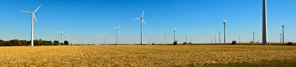 风电能源戏剧性风电的农场白色风电机组发电的海上太